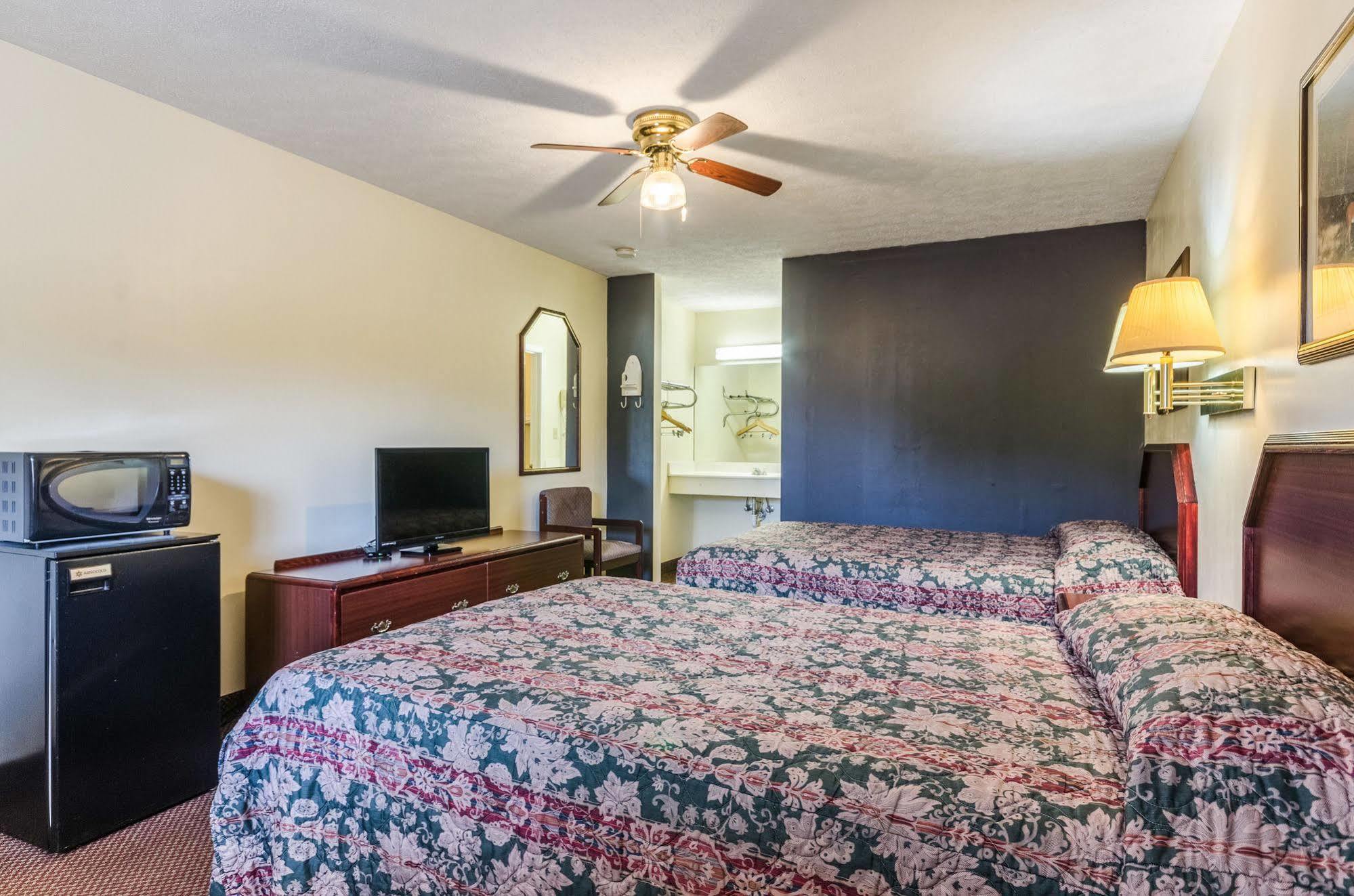 Deerfield Inn Parsons Bagian luar foto