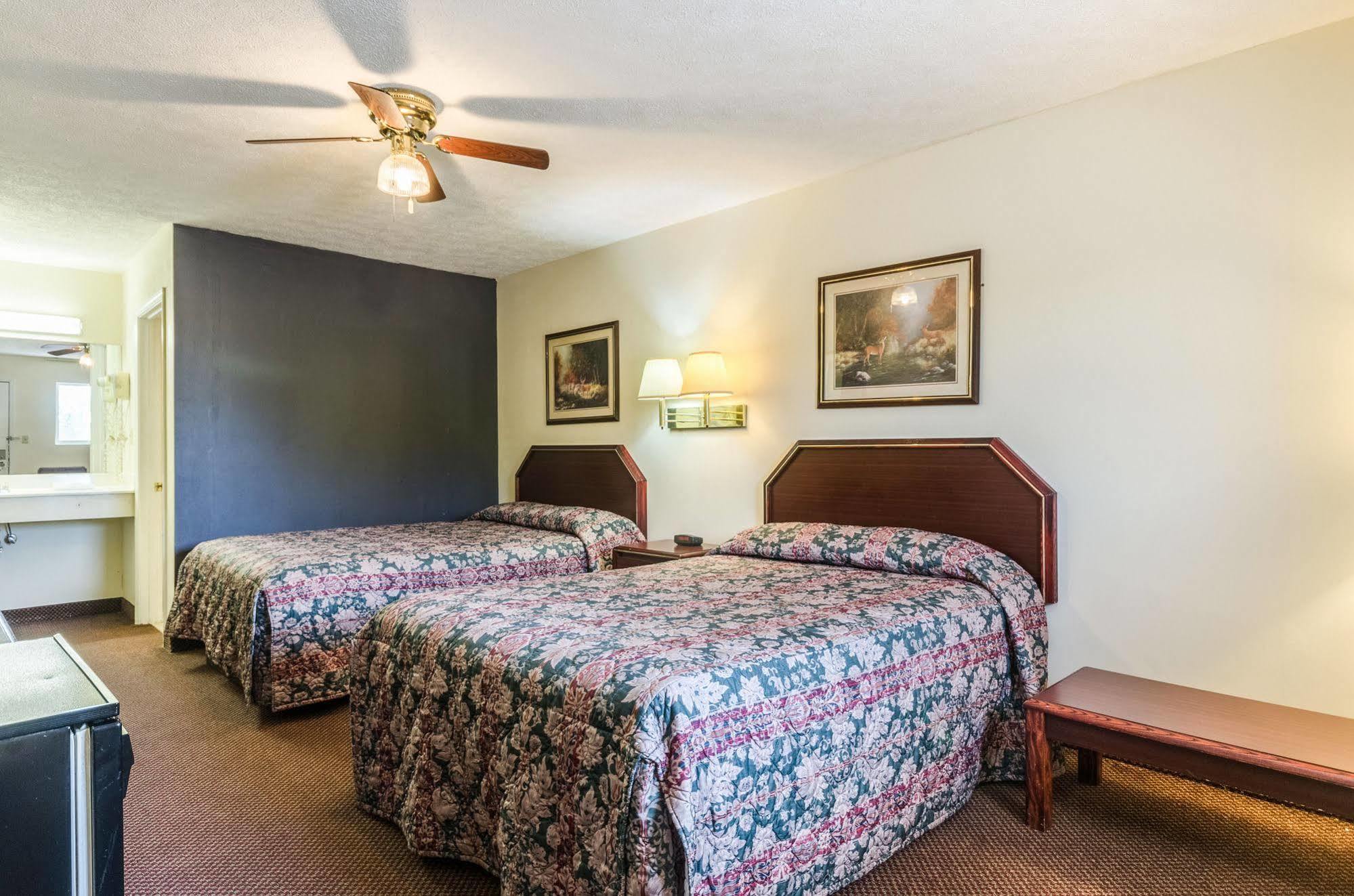 Deerfield Inn Parsons Bagian luar foto
