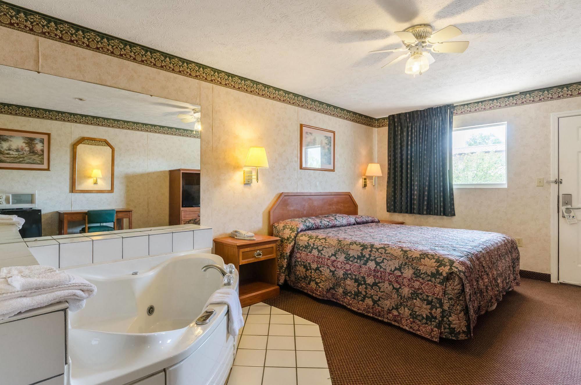 Deerfield Inn Parsons Bagian luar foto